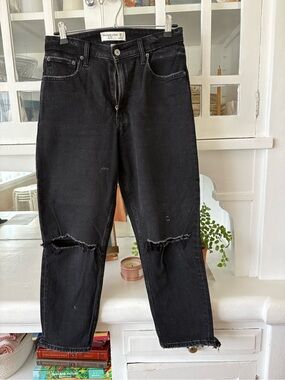 Abercrombie & Fitch The Mom High Rise Curve Love Black Distressed Jeans
